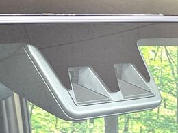 【スマートアシスト】走行中に前方の車両等を認識し、衝突しそうな時は警報とブレーキで衝突回避と被害軽減をアシスト。より安全にドライブをお楽しみいただけます。