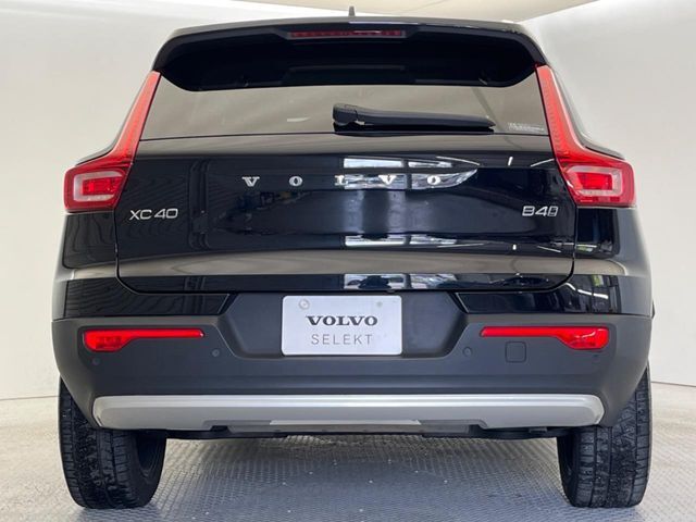 当店の認定中古車（VOLVO　APPROVED　CAR）はメーカー基準の車齢・走行に応じた内外装・機関の176項目もの項目に厳密な点検を実施。すべての基準を満たした自信を持ってお届けする中古車です。