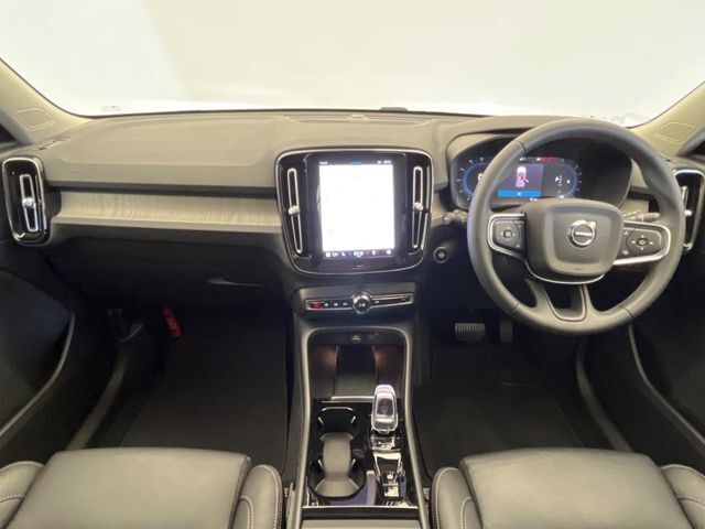 XC40B4アルティメット入荷しました！黒革シートにオニキスブラックメタリックのボディカラーをまとった黒で統一されたシンプルでスタイリッシュな仕上がりに♪クリスタルシフトノブが高級感を演出しております