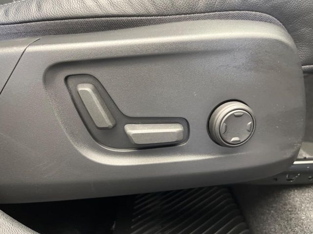 【メモリー機能付きパワーシート】ドライバーごとに設定したシート位置を記憶して、ボタン一つで切り替えできる便利な機能！運転する方が複数名いらっしゃるご家庭におすすめです。