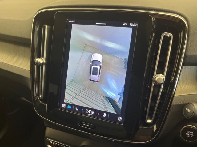 【360°ビューカメラ】4台の高解像度カメラで360度の鳥瞰図を表示。隣の車や壁、死角にある障害物などを画面で確認できるため、狭いスペースでの駐車・出入りも安心です。