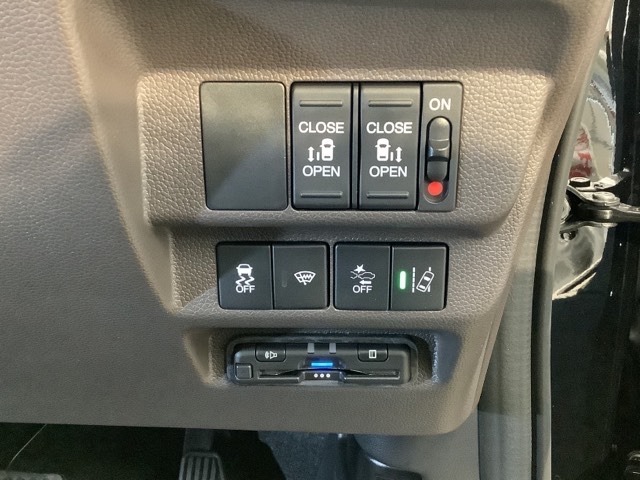 両側電動スライドドアは運転席から操作ができるよう、操作スイッチが付いています。その下にはETCがついています。高速道路の料金所の通過も楽々です！。　カードの取り出しもしやすい場所についています。