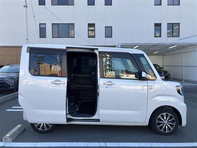 片側パワースライドドア付きだから、狭い駐車スペースなどでの乗り降りラクラク！小さなお子さまのいるご家庭には嬉しい装備。