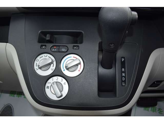 当店の在庫は独自の仕入れルートと長年のオークション経験と感で安心してお客様がお求め頂ける様に［価格］と［品質］を最大限に引き出せる様に努力して自身の目で見て試乗して展示しております。