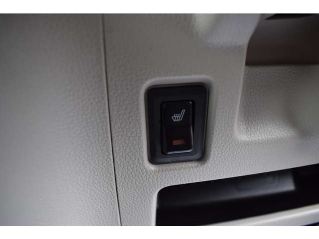 エンジンオイル・オイルエレメント・ワイパーゴムは全て無条件で整備士が交換しております。その他の部品を整備士の判断で悪い部品は交換してお渡ししております。