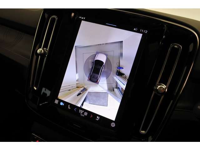 360度カメラは、上方から見下ろしたような映像です。前後左右いずれかを部分的に拡大できるため駐車や細い路地などで活躍します。