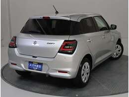 シンプルでありながら印象的。シャープなテールランプと引き締まったリアデザインが洗練された個性を主張します。