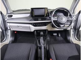 運転に集中できる機能美とコンパクトながらも広々とした室内空間が、クラスを超えた洗練さと快適性と感じさせます。