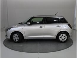 流れるようなサイドラインと低重心のプロポーションが優美さと俊敏さを感じさせる、スズキのコンパクトです。