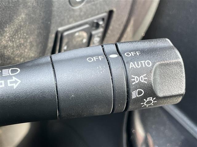 【エマージェンシーブレーキ】前方の状況をチェックし、車両や歩行者との衝突を回避したり、衝突による被害を低減するための技術です。