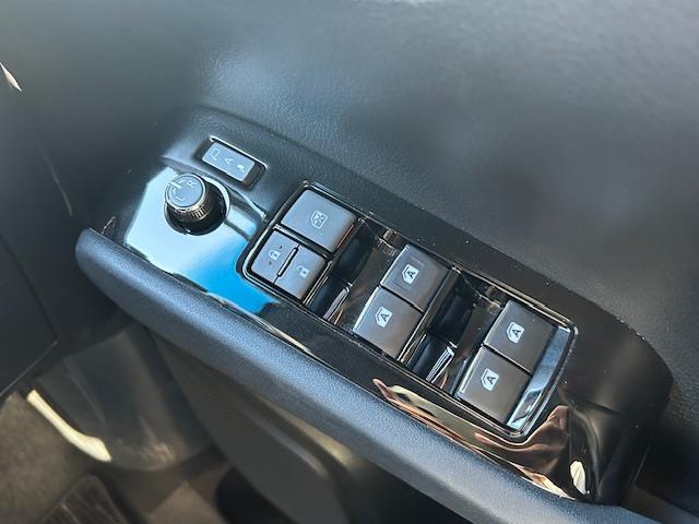 パワーウィンドウでワンタッチで窓の開閉が可能です！