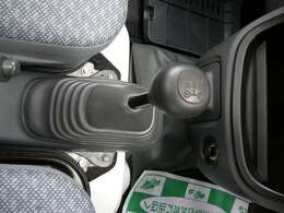 5速マニュアル、4WDボタンです。