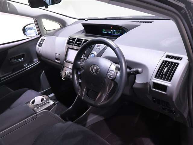 運転席から見たインパネ周りです。シートからはメーターはもちろん、広く周りを見渡せるフロントウィンド＆インパネはリラックスして運転に集中することが出来ます！