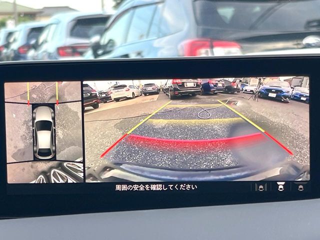 【マルチテレインモニター】車のフロントやサイドのカメラ画像を同時にモニター表示することで、悪路や狭い道を走行時でも周囲の状況確認ができ安心！本格SUVにうれしい装備です♪