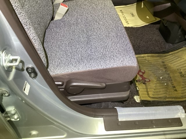 手動のレバーを使って、シートの高さや背もたれの角度を変えることができます。