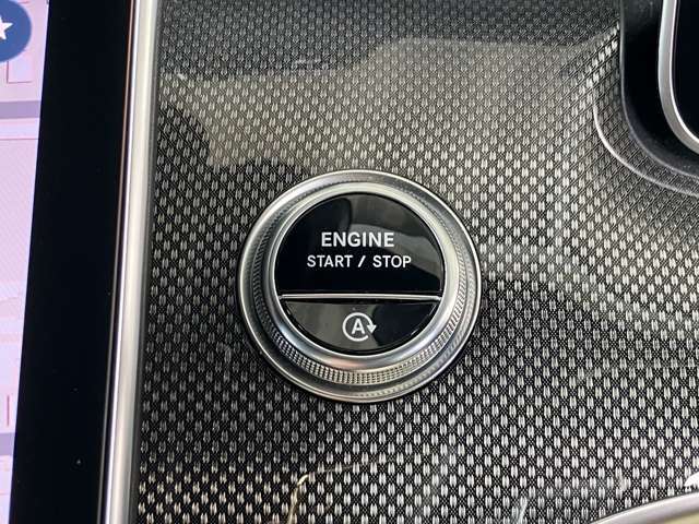 ◆スマートキー◆キーを身につけているだけでドアの解錠/施錠ができます。また、ステアリング横のスタート/ストップボタンを押すだけでエンジンが始動できます。