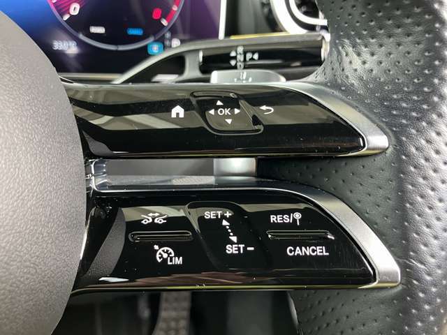 ◆アダプティブクルーズコントロール◆ドライバーが設定した速度をベースに、先行車との車間距離を維持しながら自動で加減速を行い、高速走行をサポート。