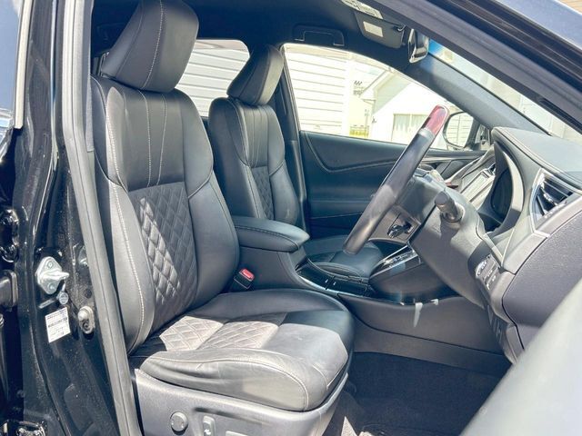 運転席まわりには十分なスペースがあり、大柄な方でもゆったり運転していただける環境です。