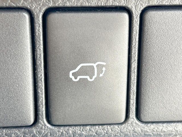 【パワーバックドア】スマートキーや運転席のボタンを押すだけでリアゲートが自動で開閉します！荷物を持っている時や、高い位置にあるバックドアを閉める際に便利な機能です♪