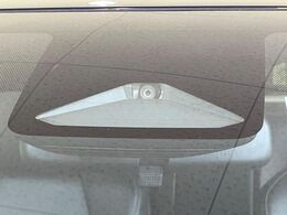 【トヨタセーフティセンス】走行中に前方の車両等を認識し、衝突しそうな時は警報とブレーキで衝突回避と被害軽減をアシスト。より安全にドライブをお楽しみいただけます。