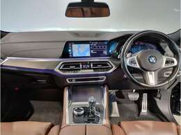 【ドライバーコックピット】人間工学に基づきドライバー中心にすべての操作パネルを設計。ドライバーが直感的に操作できる様にドライバー側にわずかに傾斜。常に運転に最適な姿勢/視線を保つ事が出来ます！