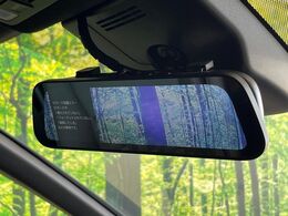 【デジタルインナーミラー】後席の大きな荷物や同乗者で後方が確認しづらい時でも安心！カメラが撮影した車両後方の映像をルームミラー内に表示。クリアな視界で状況の確認が可能です！
