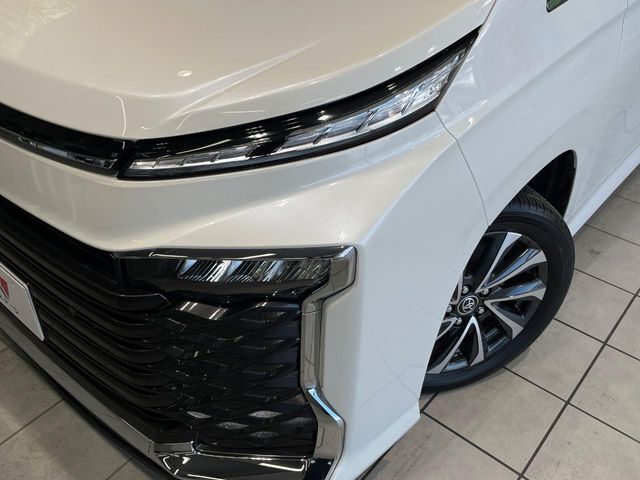 【LEDヘッドライト】悪天候や夜間走行時も良好な視界を確保し安心して運転できる高輝度LEDヘッドライトを装備！点灯速度が早く、消費電力も抑えられています。
