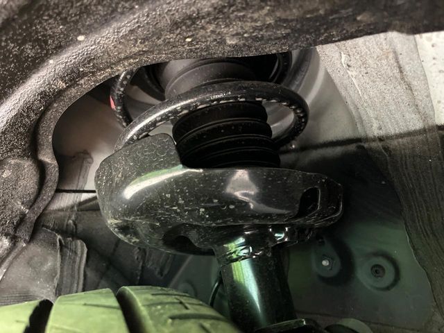 お車を安心してお乗りいただく為には、足回りの定期点検が欠かせません。サービスサポート（有償保証）では無料点検もご提供しており、安心のカーライフをお過ごしいただけるサポート体制が整っています。