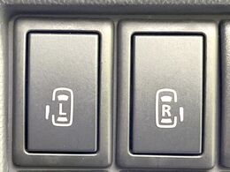 【両側パワースライドドア】スマートキーや運転席のスイッチで後席両側スライドドアの開閉が可能♪電動だから力を入れてドアを開ける必要が無く、小さなお子様でも簡単に開け閉めでき快適です♪