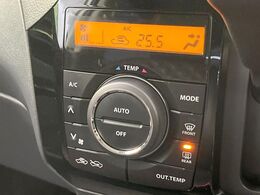【オートエアコン】一度お好みの温度に設定すれば、車内の温度を検知し風量や温度を自動で調整。暑い…寒い…と何度もスイッチ操作をする必要はありません。快適な車内空間には必須の機能ですね♪
