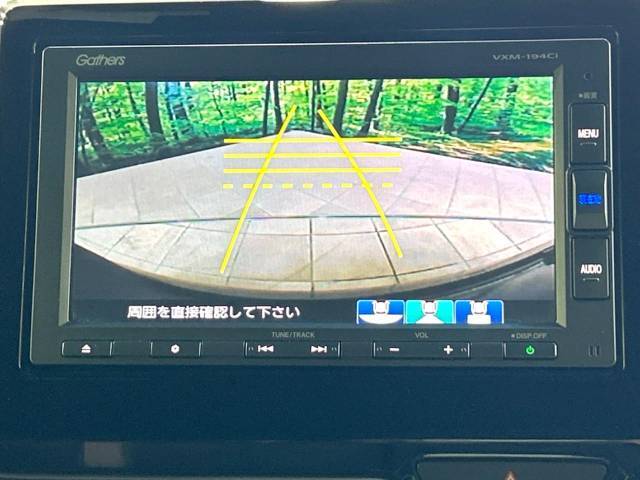 【バックカメラ】駐車時に後方がリアルタイム映像で確認できます。大型商業施設や立体駐車場での駐車時や、夜間のバック時に大活躍！運転スキルに関わらず、今や必須となった装備のひとつです！