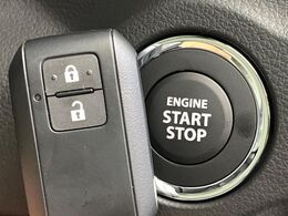 【キーレススタートシステム】カバンやポケットに入れたままでもドアの施錠・解錠が可能なスマートキーを装備。エンジンのオン・オフ時もカギを取り出す必要が無いからとっても便利です♪