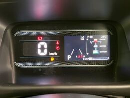 【車線逸脱抑制機能】高速道路走行時、車線からはみ出しそうな時にステアリングを制御し車線内を走行する様にアシスト。より安全な運転をサポートしてくれます！