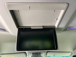 【フリップダウンモニター】大画面モニターで後席でもエンタメをお楽しみいただけます。小さなお子様にも大人気の装備です♪