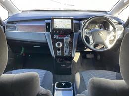 【　オ【インパネ全体】全方位で視界が広く、高い目線で運転もしやすいです！ートエアコン　】車内温度を感知して自動で温度調整をしてくれるのでいつでも快適な車内空間を創り上げます！