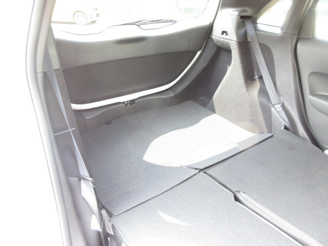 リアシートを倒せば広々荷室の出来上がり♪アレンジ次第でさまざまな荷物が積み込めますよ。