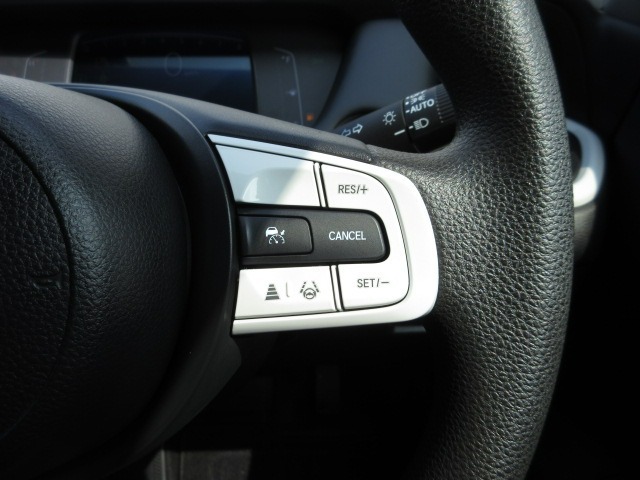Hondaセンシングの機能のひとつ、アダプティブクルーズコントロール付！アクセルから足を離しても設定したスピードと前車との車間を保ち走行してくれます！車線維持もアシスト☆高速道路で疲労軽減ですね☆