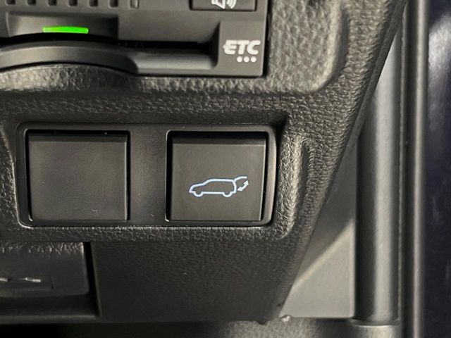 【パワーバックドア】スマートキーや運転席のボタンを押すだけでリアゲートが自動で開閉します！荷物を持っている時や、高い位置にあるバックドアを閉める際に便利な機能です♪