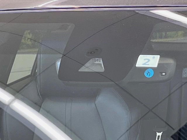 【プリクラッシュセーフティ】前方の車両等を検知し、衝突しそうな時は警報で注意を促し、ブレーキを踏む力をサポート。ブレーキを踏めなかった場合は衝突被害軽減ブレーキが作動、衝突回避をサポートします。
