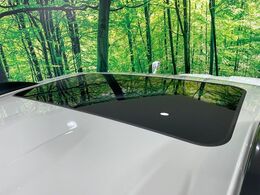 【サンルーフ】開放感たっぷりの希少装備、サンルーフが装着されています！車内に明かりを取り入れたり景色を楽しむ以外にも、車内の空気も簡単に換気できて快適です！