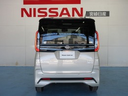 全ガラスには撥水コートを施工し、専用ワイパー装備！雨の日の運転でも見やすい視界で疲労も軽減されます。弊社工場長もオススメの施工です。