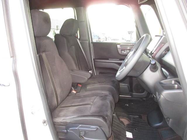 運転席には高さ調整ができる『シートハイトアジャスター機能』が付いています！これなら小柄な方にも大柄な方にも自分にぴったりの運転姿勢がとれますね～！