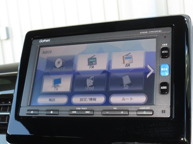ナビゲーションはギャザズメモリーナビ（VXM-174VFi）を装着しております。AM、FM、CD、DVD再生、Bluetooth、フルセグTVがご使用いただけます。初めて訪れた場所でも安心ですね！