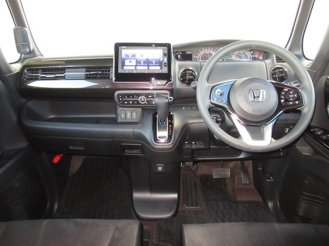 握りやすいハンドルには、オーディオコントロールとクルーズコントロールスイッチが装備されており、ハンドルから手を離さずに操作が出来ます。感覚で操作ができて便利で安全ですね！