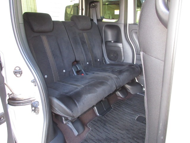 前席との距離や荷室長を左右で別々に調節できるスライドシートを標準装備しております。操作は荷室側からも行なえ、19CMのスライドができます。