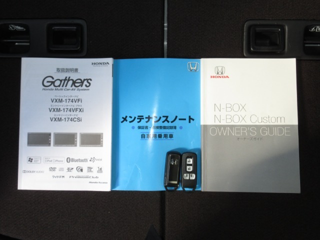 カギをバッグやポケットに入れたままでもドアロックの開閉やエンジン始動ができる『スマートキー』付き！暗くなってもキー穴を捜す必要が無くとっても便利ですから人気の装備です！