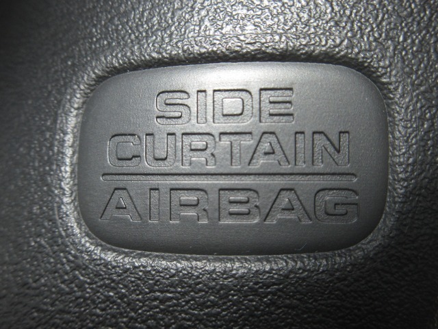 サイドカーテンエアバックシステムは、側面衝突時に大人から子供までさまざまな体格の乗員の頭部や頚部を広範囲で保護。特にセンターピラーへの頭部衝突を防ぐ展開性能を実現しています。
