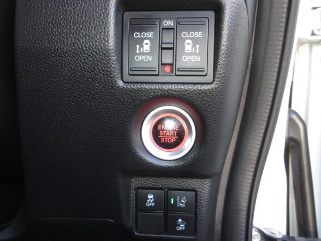 レーザーを照射しカメラで前走車等を検知し衝突の回避・軽減を図るホンダセンシングとVSA（車両挙動安定化制御システム）走る・曲がる・止まるの全領域で安定性を確保するためのシステム装備。安心ですね！