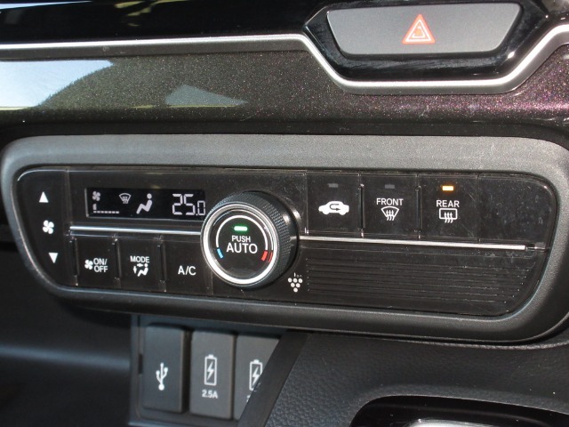 エアコンはオートエアコンでお好みの温度調整が出来、オールシーズン快適にドライブできます！リア席はプライバシーガラスで夏も涼しく過ごせます！