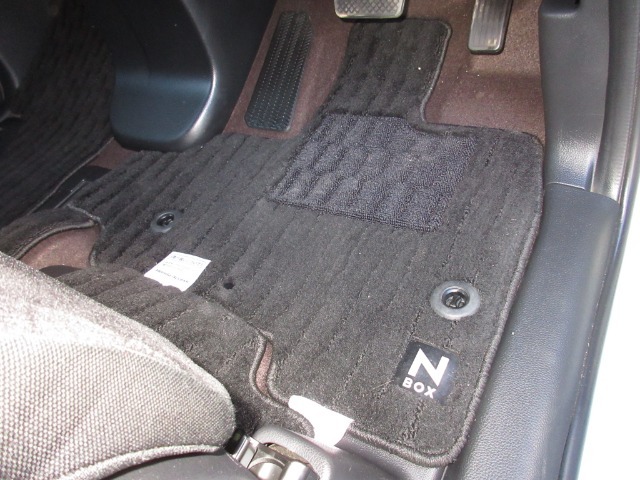 フロアマットが付いています。フロアマットは脱着可能ですから汚れがついたときに掃除しやすく、室内を綺麗に保つことが出来ます。付いてて良かったと思える用品です！